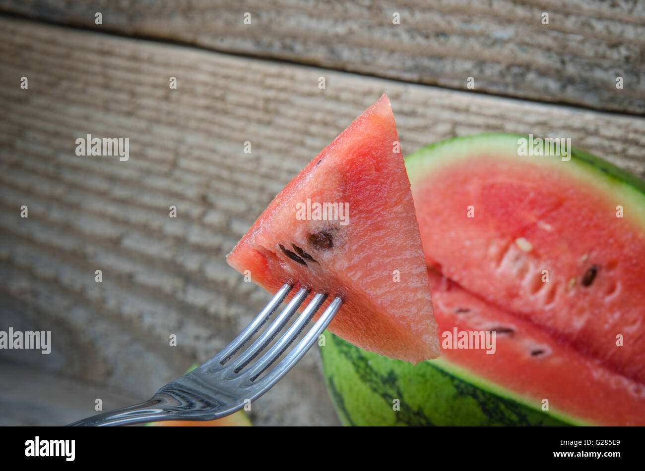 Frisch Scheiben von rosa Wassermelone auf einer Platte auf eine Holzoberfläche palet Stockfoto