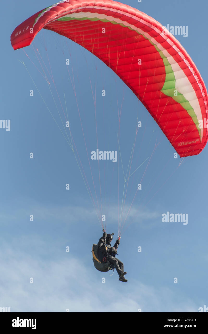 Piloten fliegen Gleitschirm an Parlick Pike, Ribble Valley, Lancashire, England Stockfoto