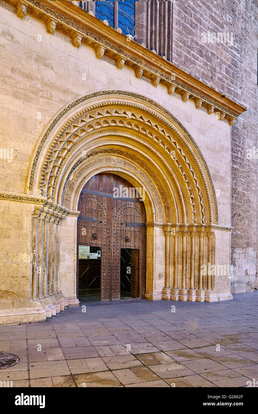 La Almoina Tür oder Palaus Tür. Kathedrale von Valencia. Comunitat Valenciana. Spanien. Stockfoto