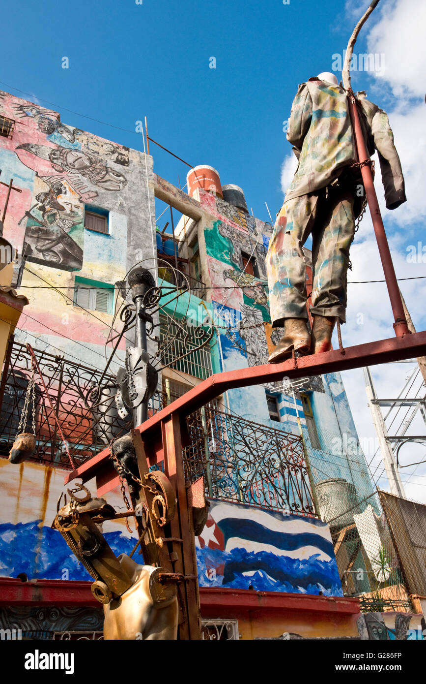 Ein Blick auf das Kunstwerk in Hamel Gasse in Havanna, Kuba mit Schrott, Metall und Lack. Stockfoto