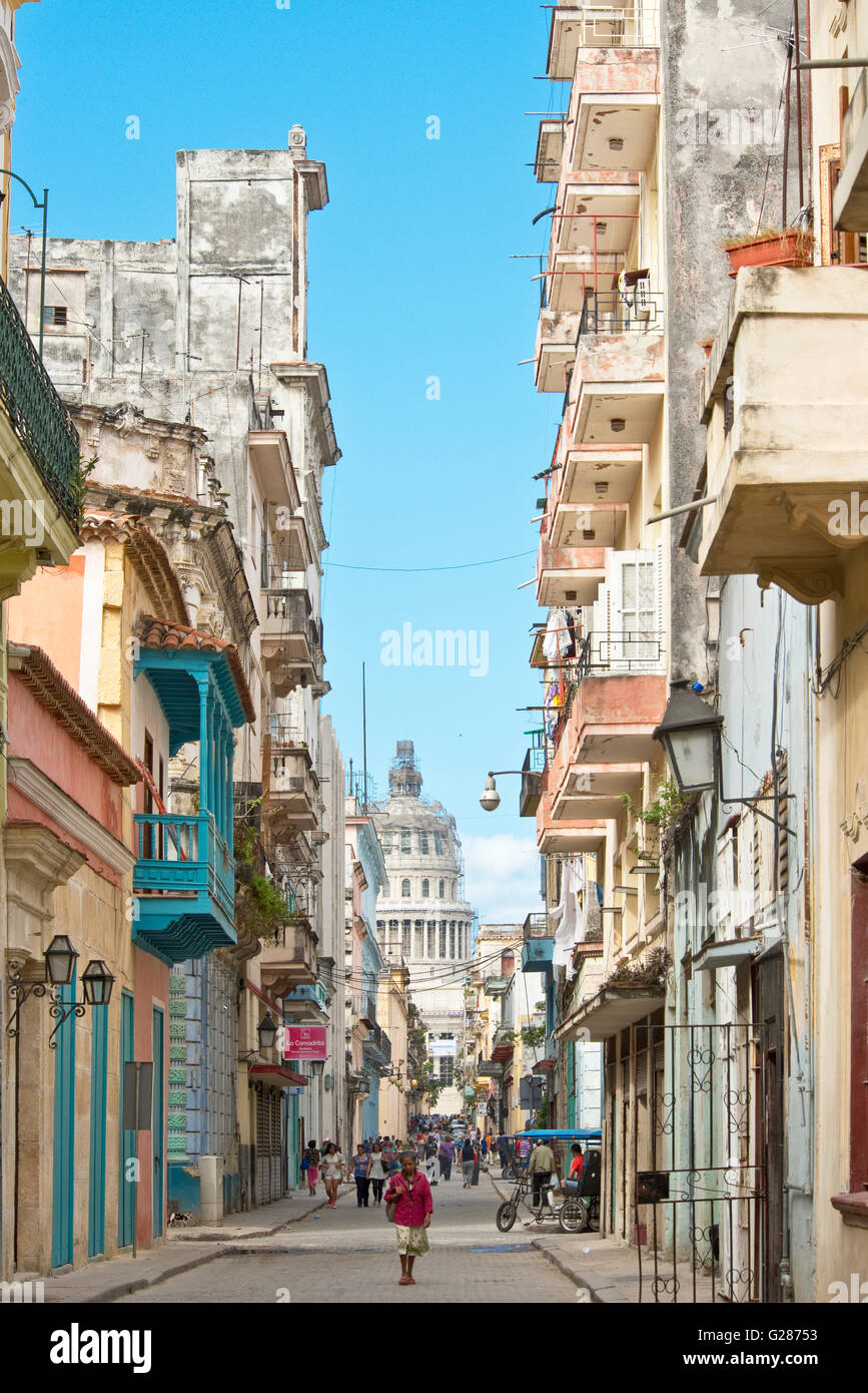 Eine typische Straßenansicht in der Altstadt von Havanna mit dem National Capitol Gebäude im Hintergrund. Stockfoto