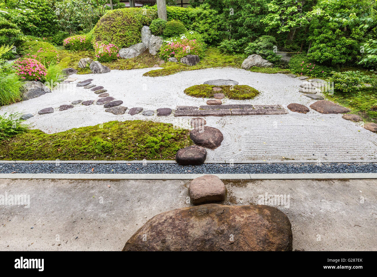 Jomyoji Tempel Kamakura hat einen restaurierten Teehaus Kisen-ein Besucher den Blick auf den Zen-Garten Karesansui genießen Stockfoto