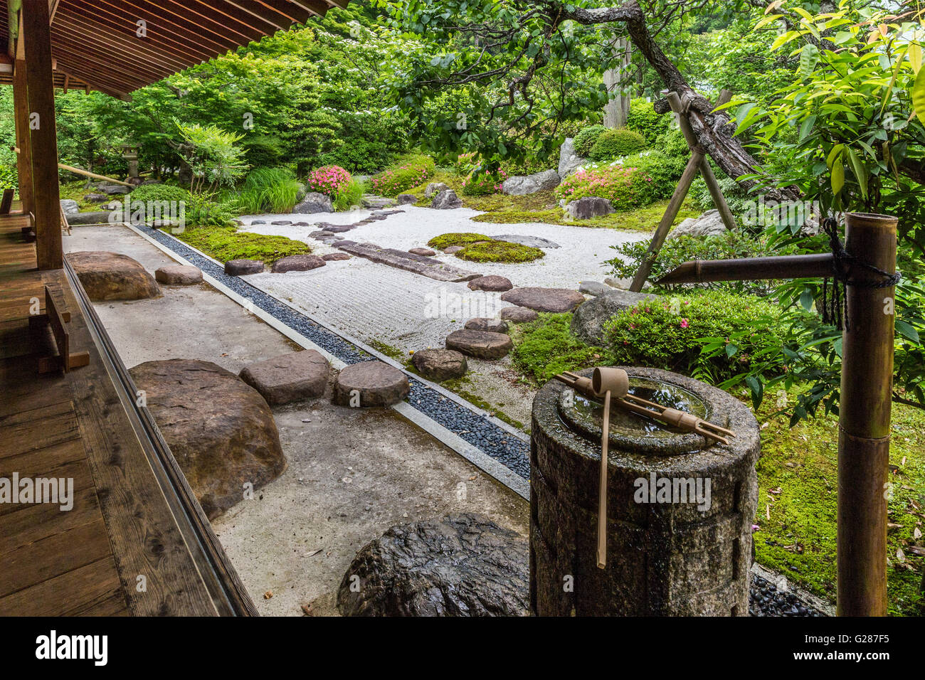 Jomyoji Tempel Kamakura hat einen restaurierten Teehaus Kisen-ein Besucher den Blick auf den Zen-Garten Karesansui genießen Stockfoto