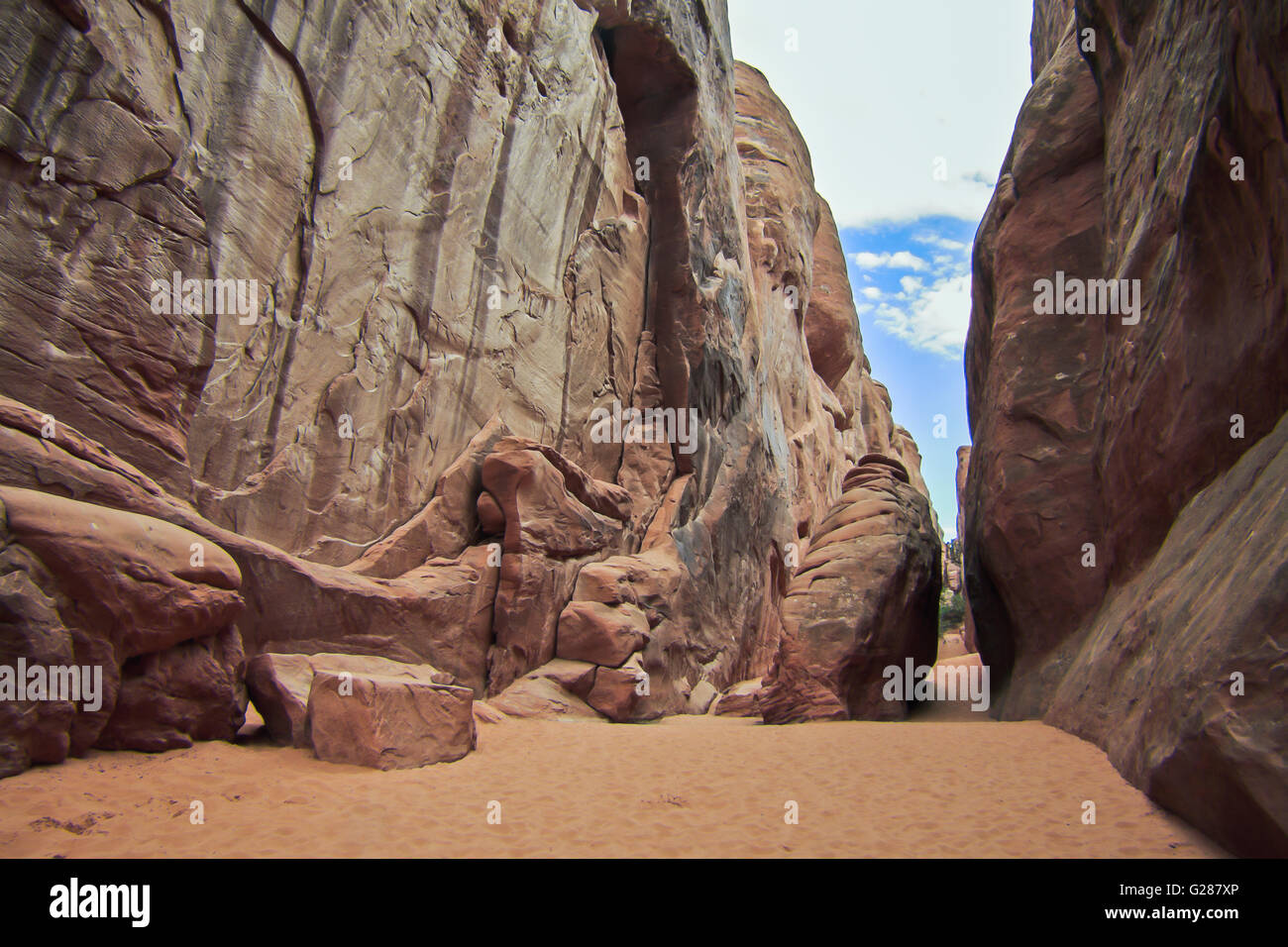 Moab Arches National Park, Utah. Massive Felsen und schmalen Pfad mit Sand. Stockfoto