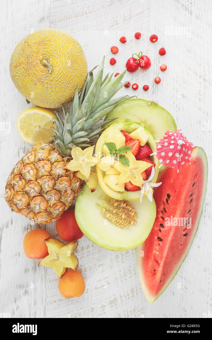 Sommer-Obst-Hintergrund. Stillleben mit Sommer Früchte auf rustikalen Tisch. Ansicht von oben, Leerzeichen Stockfoto