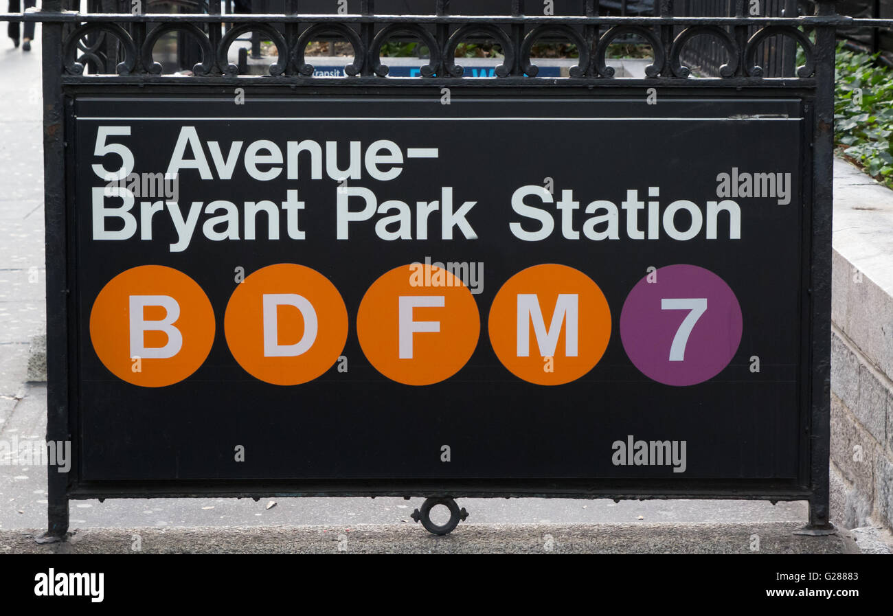 New York u-Bahn-Schild am Fifth Avenue und Bryant Park Station Stockfoto
