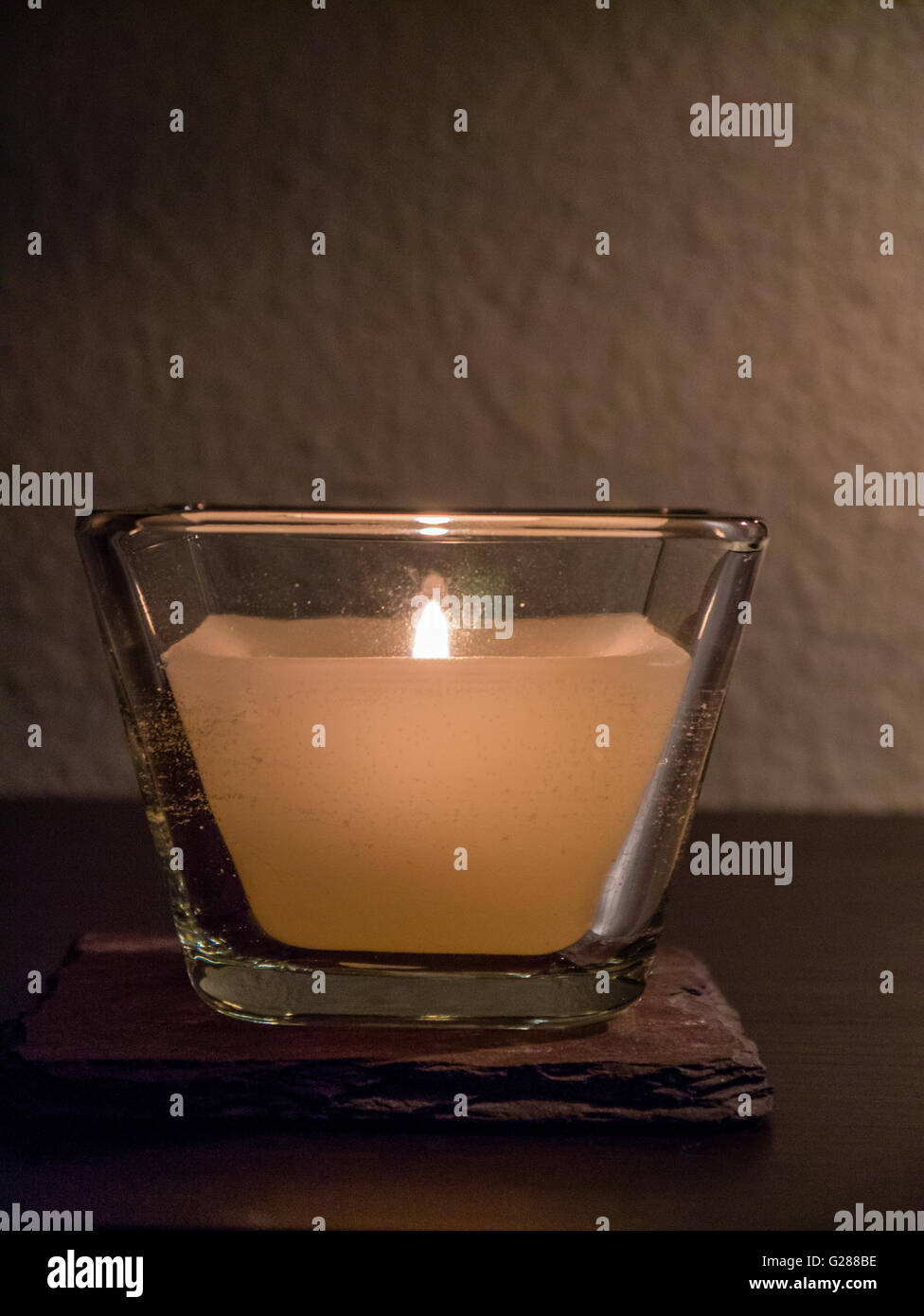 Nahaufnahme der brennende Kerze, neutralem Hintergrund Stockfoto