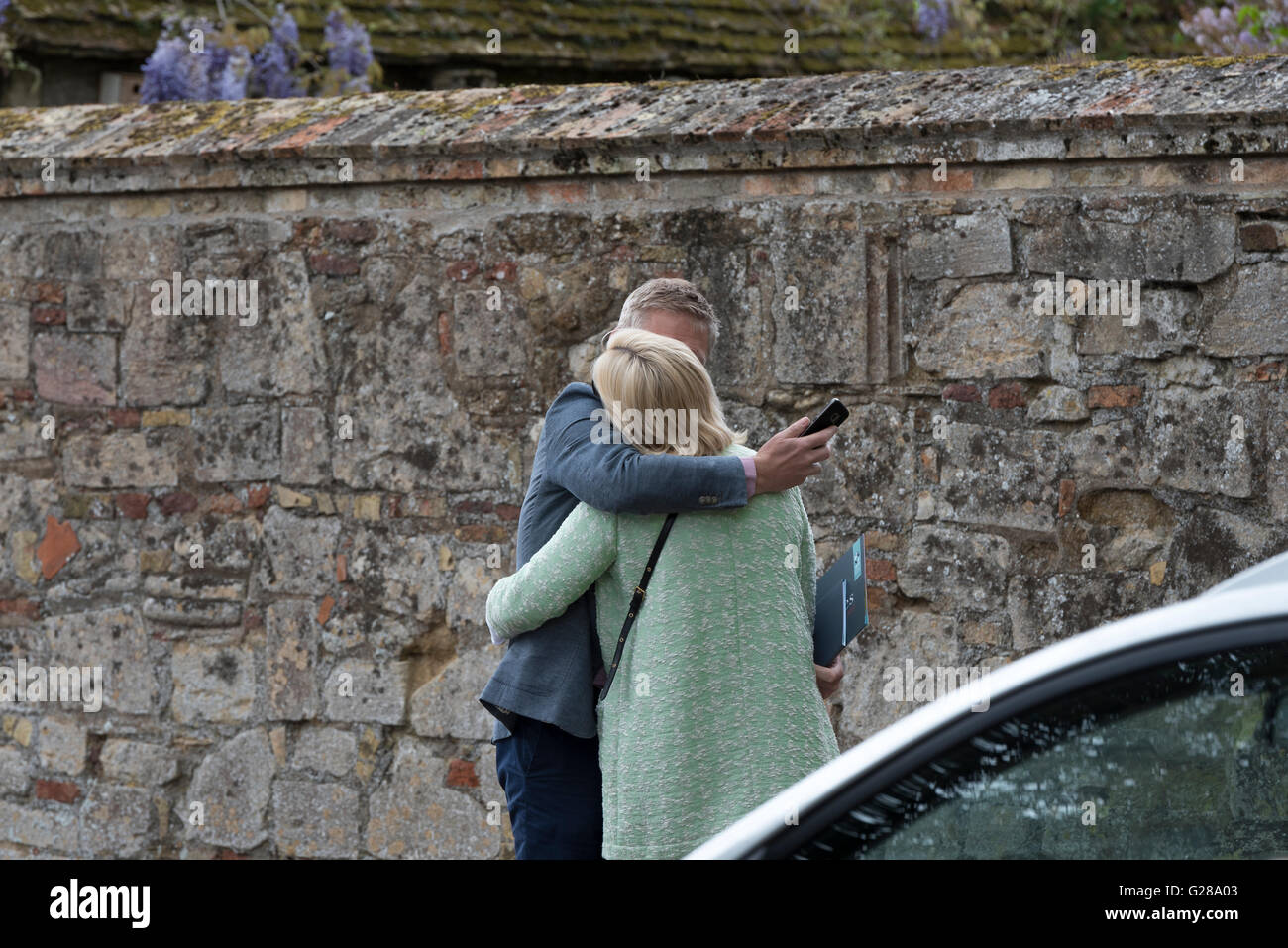 Liebevolle Umarmung an einem öffentlichen Ort Ely Cambridgeshire England UK Stockfoto