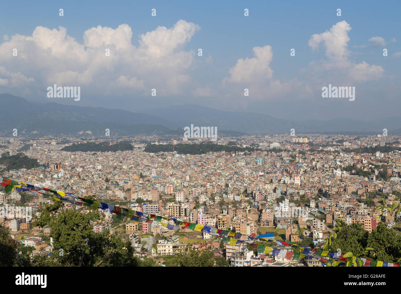 Blick über der nepalesischen Hauptstadt Kathmandu von Swayambhunath Tempel. Stockfoto