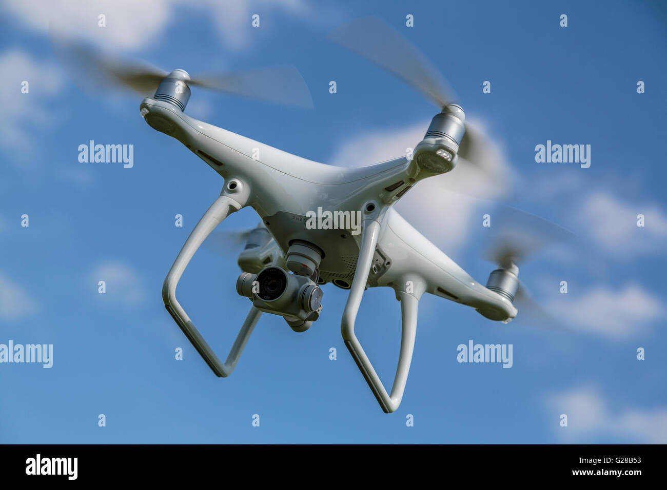 Nahaufnahme eines Freizeit-Drohne / Quadcopter schweben während stationär . Die Drohne hat Kamera- und Videofunktionen, UK England Stockfoto