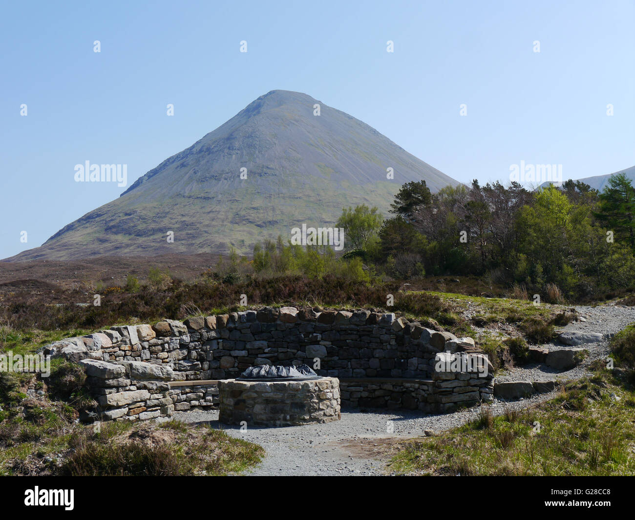 Die Corbett eingestuft Scottish Mountain (Glamaig) und einen trockenen Stein eingemauert Sitzbereich am Sligachan Isle of Skye. Stockfoto