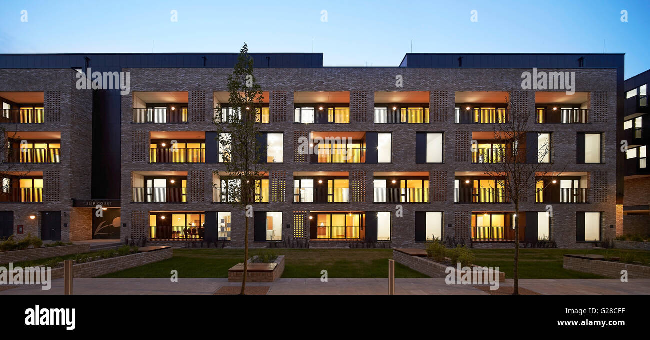 Panorama Vorderansicht in der Abenddämmerung mit beleuchteten Innenräumen. Alpine Ort, Brent, London, Vereinigtes Königreich. Architekt: Ayre Chamberlain Gaunt, 2015. Stockfoto