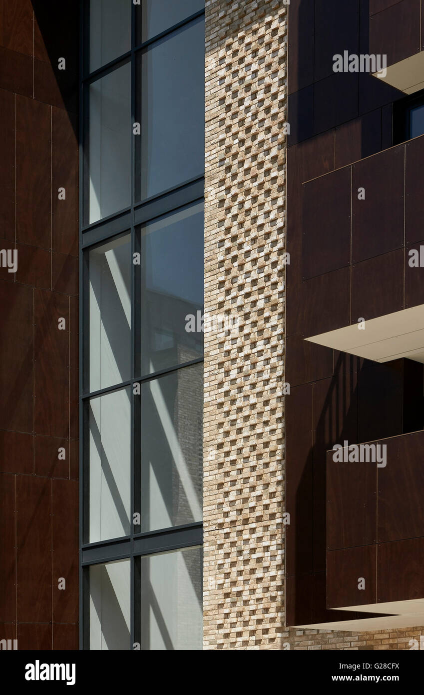 Detail der Verkleidung, Verglasung und Mauerwerk. Alpine Ort, Brent, London, Vereinigtes Königreich. Architekt: Ayre Chamberlain Gaunt, 2015. Stockfoto