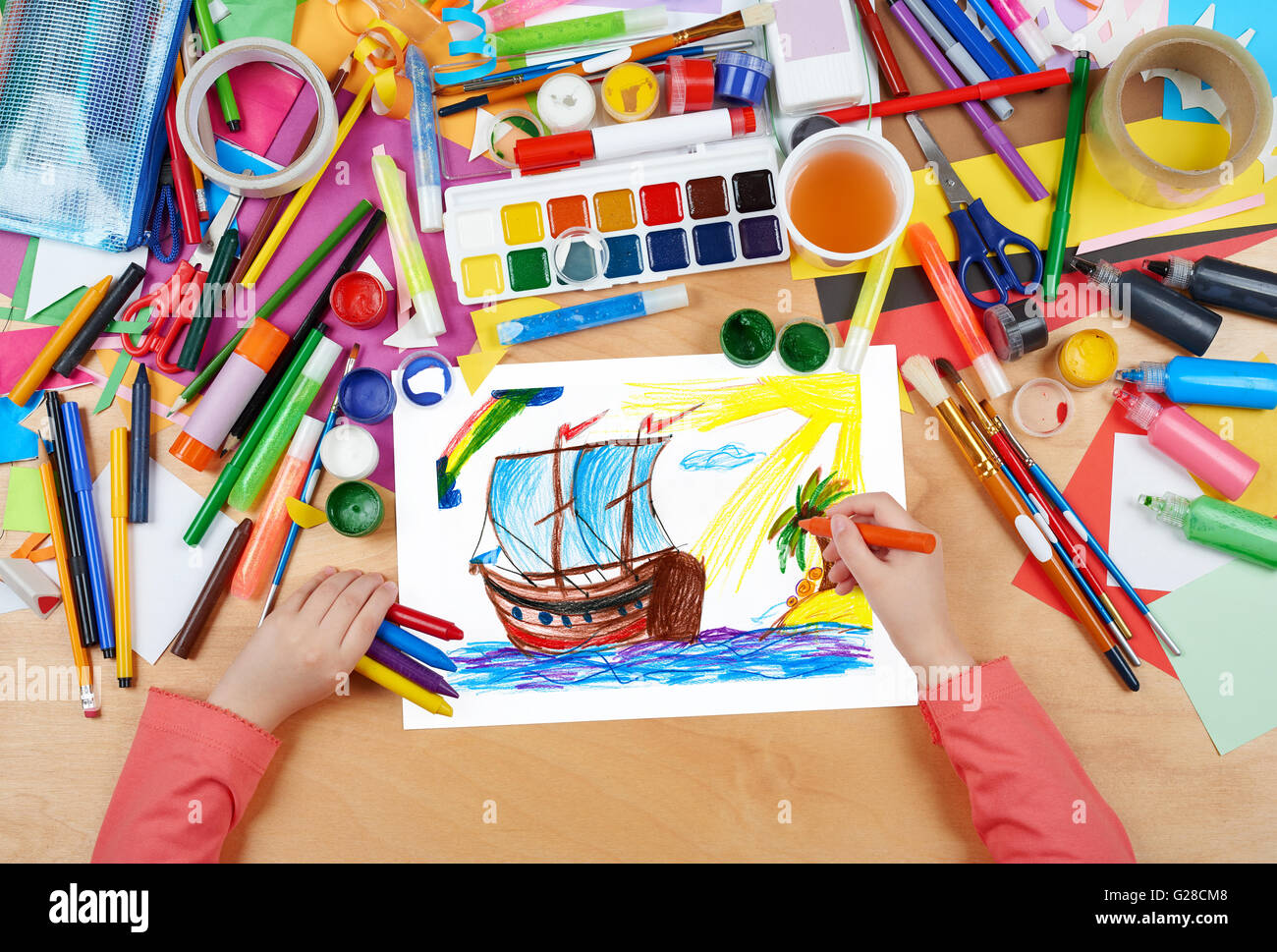 Vintage Segelboot Galeone und Insel, Hände zeichnen, Top Blick des Kindes mit Bleistift Gemälde Bild auf Papier, Kunstwerk am Arbeitsplatz Stockfoto