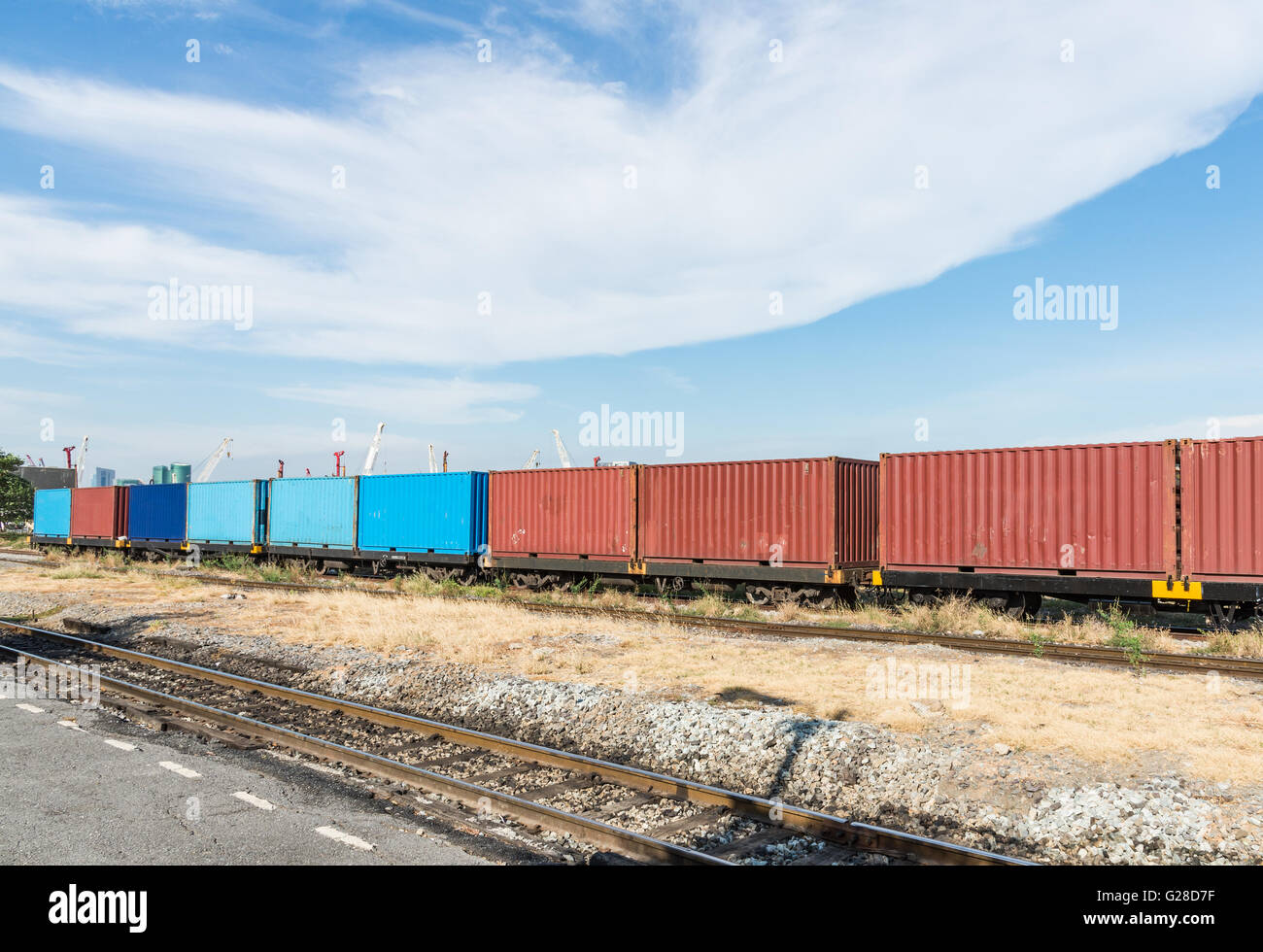 Container-Wagen der Güterzug in der Nähe der Baustelle. Stockfoto
