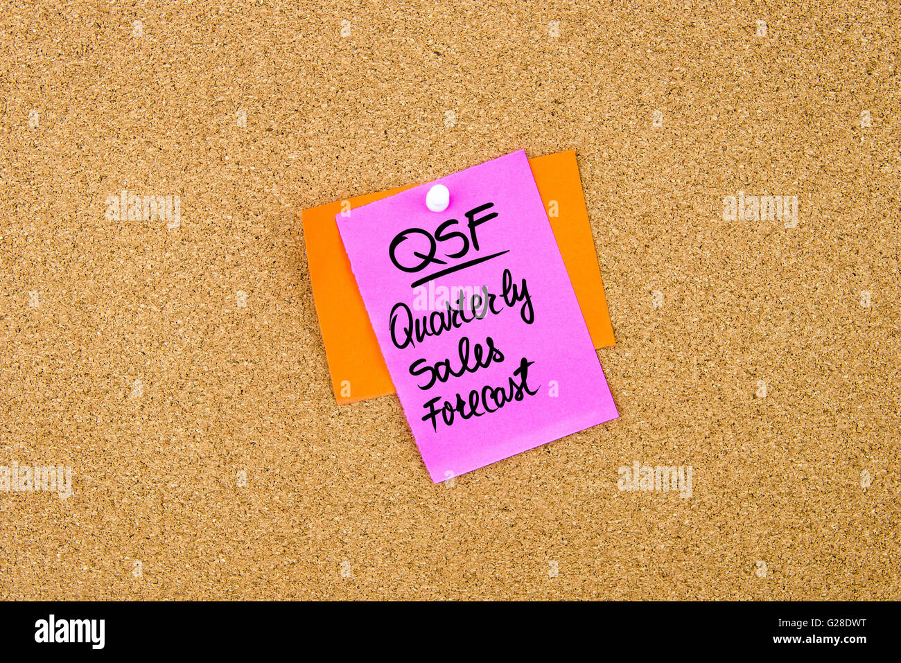 Geschäft Akronym QSF vierteljährlichen Umsatz Prognose geschrieben auf Papier-Schuldbrief merken auf Pinnwand mit weißen Reißzwecke, Kopie Speicherplatz Stockfoto