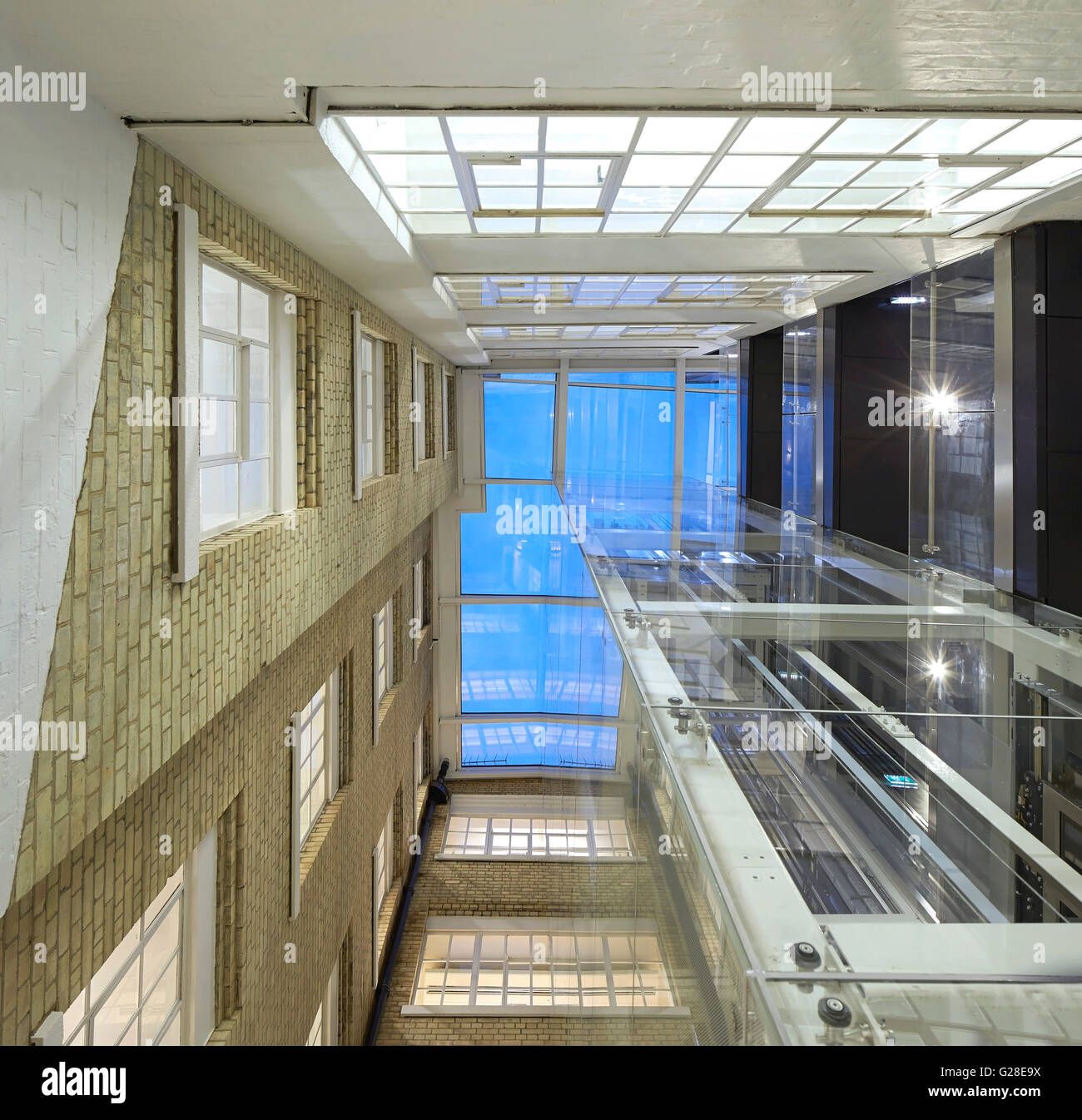 Blick nach oben in Richtung Oberlicht. Heilen ist, Torrington Place, London, Vereinigtes Königreich. Architekt: John McAslan & Partner, 2014. Stockfoto