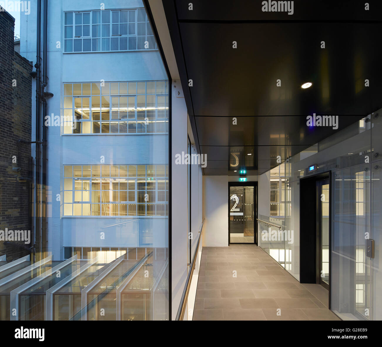 Verglasten Korridor im zweiten Stock. Heilen ist, Torrington Place, London, Vereinigtes Königreich. Architekt: John McAslan & Partner, 2014. Stockfoto
