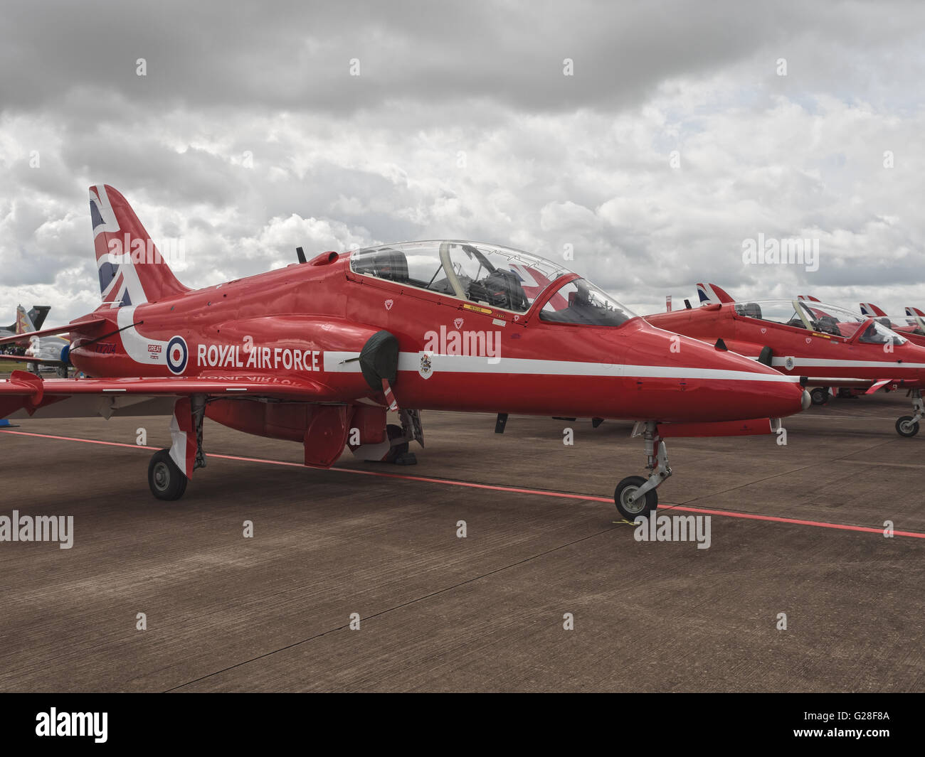Fairford, Vereinigtes Königreich 17. Juli 2015: The Royal Air Force Red Arrows Bildung Team Hawk T1 Flugzeuge, gesehen statisch vor ihrer Anzeige in der Luft Stockfoto