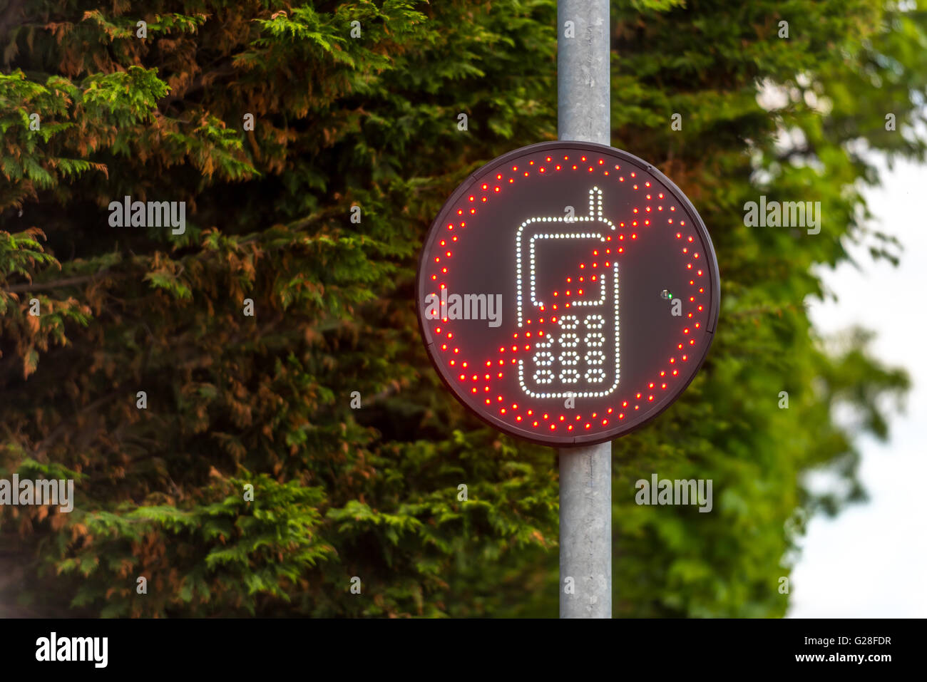 Neue Straße Zeichen, das erkennt, wenn ein Handy in einem Fahrzeug verwendet wird. Stockfoto