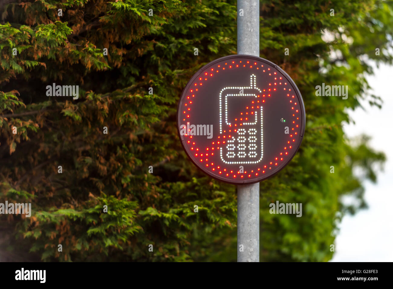 Neue Straße Zeichen, das erkennt, wenn ein Handy in einem Fahrzeug verwendet wird. Stockfoto