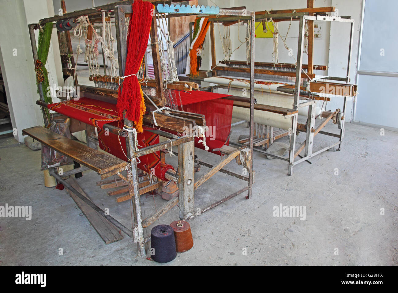 Verlassener Alter Handwebstuhl Maschine zur Herstellung von Tüchern und Stoffen in Indien verwendet. Stockfoto