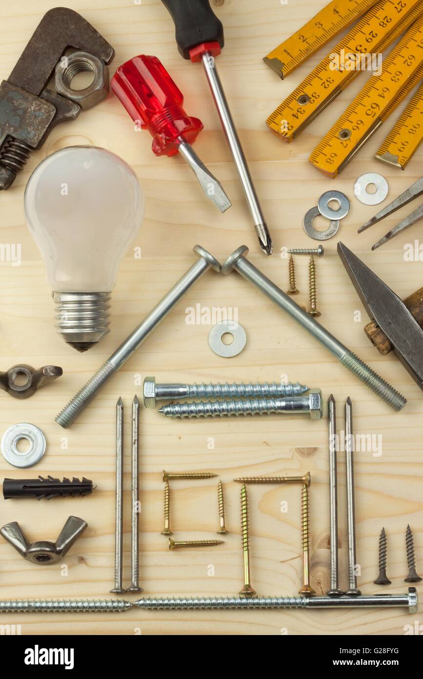 Hypothek auf ein Haus für die Familie zu bauen. Echtes Geld, ein Haus zu bauen. Das Darlehensgeld für den Wohnungsbau. Bau eines neuen Hauses. Stockfoto