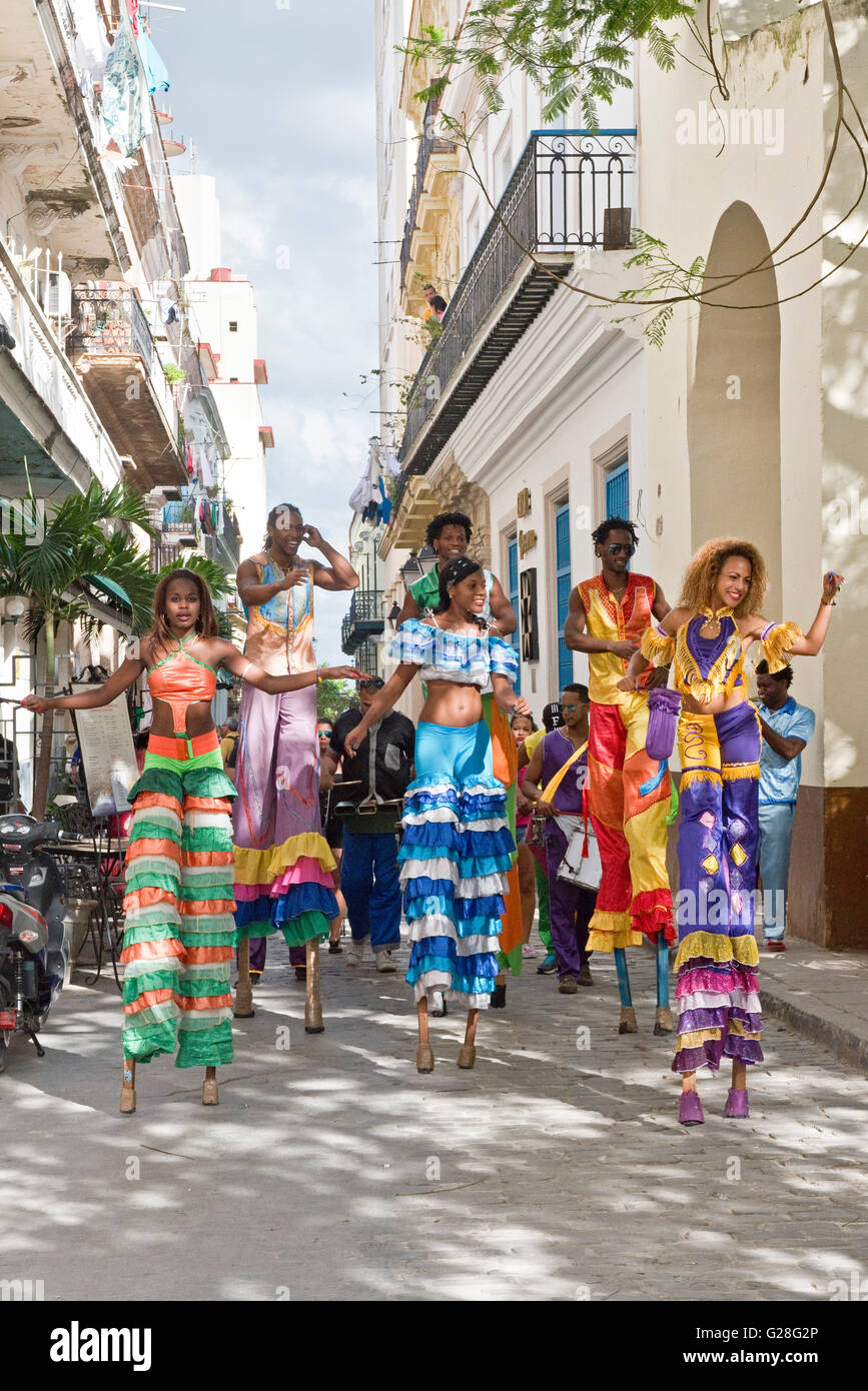 Eine Gruppe von Tänzern der Stelzenläufer unterhalten, einheimische und Touristen in die Altstadt von Havanna sammeln Geld gegeben wird zu Ihnen. Stockfoto