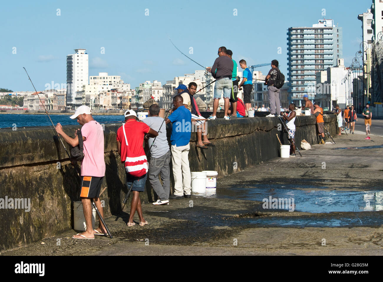 Lokale Fischer Angeln vom Malecón in der Altstadt von Havanna. Stockfoto