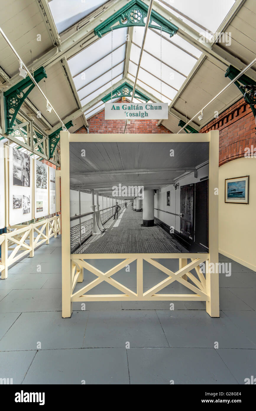 Die Terrasse auf einem Cruise Liner, Teil einer Ausstellung mit dem Titel '' Reisen für Genuss-Tourismus zwischen den beiden Weltkriegen '', Cobh Heritage Centre. Stockfoto