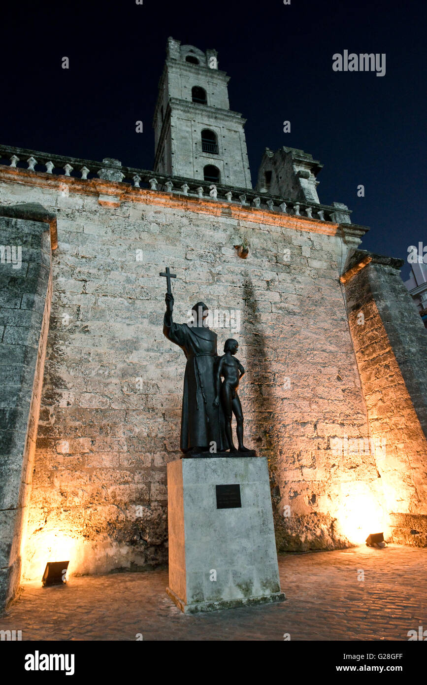 Die Statue von Fray Junípero Serra mit Juaneño indischen Jungen neben dem Kloster von San Francisco de Asis in Havanna in der Nacht. Stockfoto