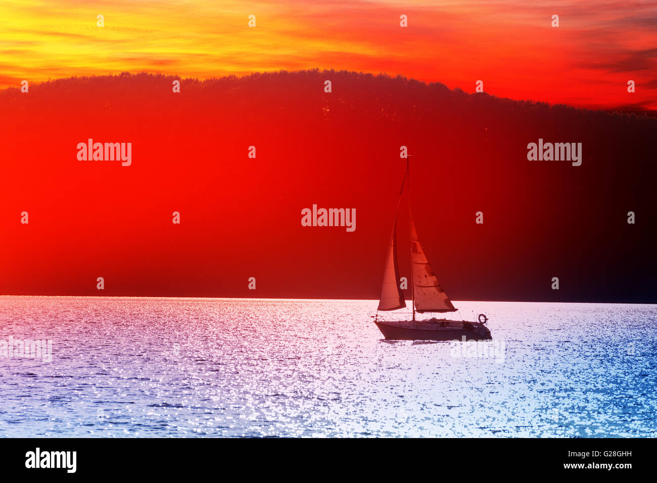 die weißen Yacht auf Sonnenuntergang See Stockfoto