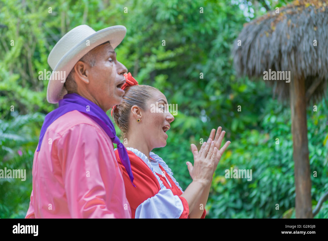 GUAYAQUIL, ECUADOR, Oktober - 2015 - ein paar Leute der ecuadorianischen Küste genannt Montubios, handeln für die Besucher im historischen Stockfoto