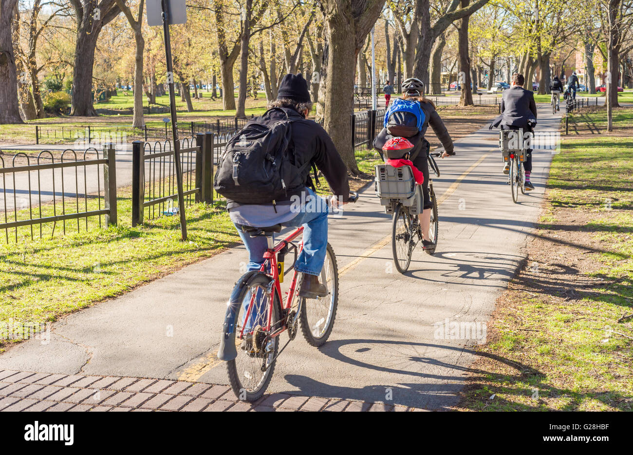 Menschen auf dem Weg zur Arbeit Reiten Fahrräder im Lafontaine Park in Montreal Stockfoto