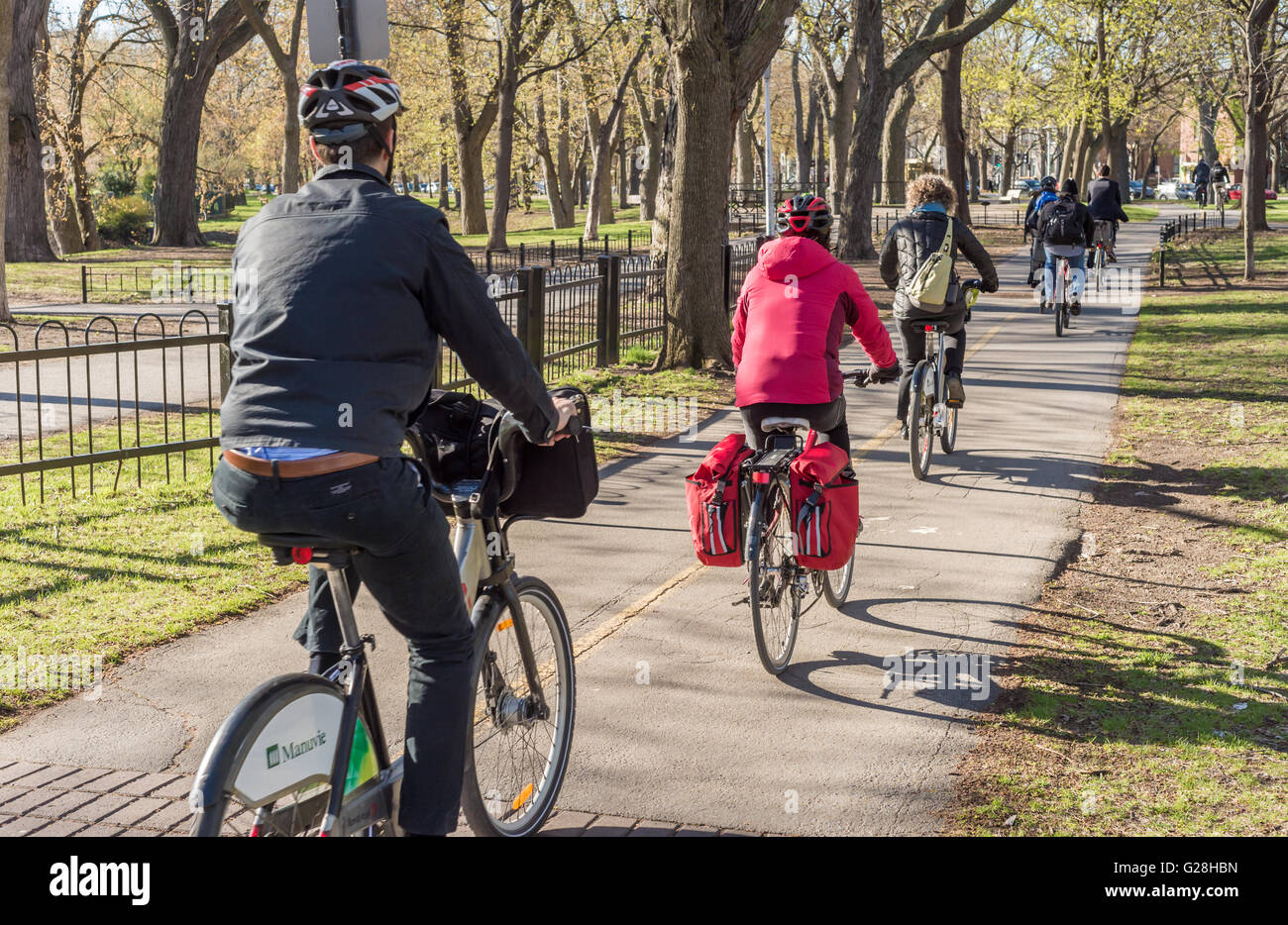 Menschen auf dem Weg zur Arbeit Reiten Fahrräder im Lafontaine Park in Montreal Stockfoto