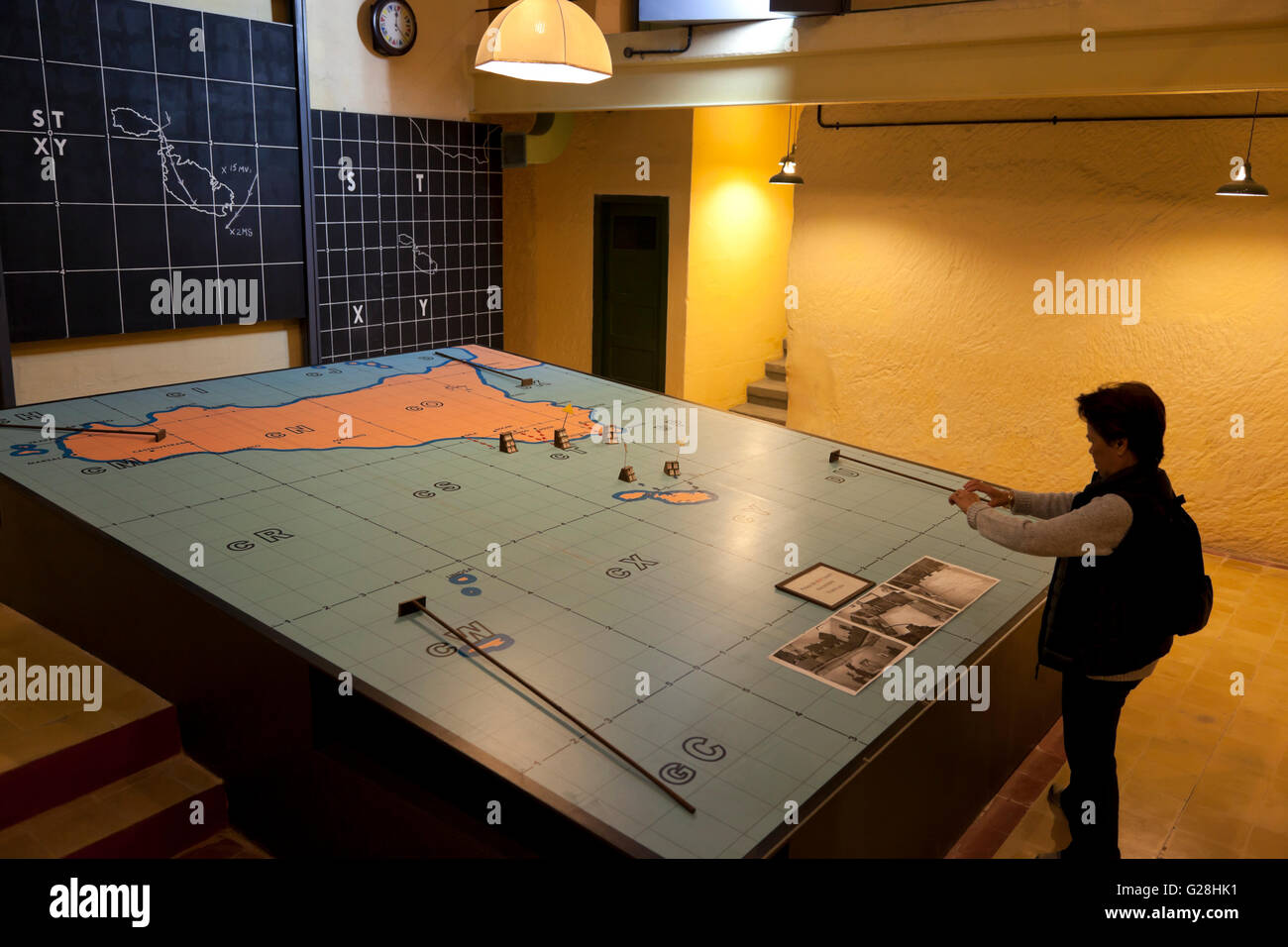 Ein Tourist fotografiert eine schematische Karte in einem zweiten Weltkrieg unterirdische militärische Komplex, die jetzt als Museum zugänglich ist. Stockfoto