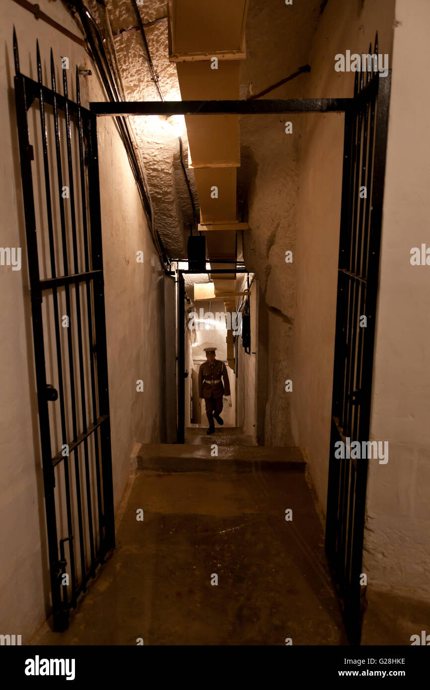 Ein Website-Guide in britischen militärischen Strapazen in den unterirdischen Tunneln verwendet während des Weltkriegs Wat und später von der NATO in Valletta. Stockfoto