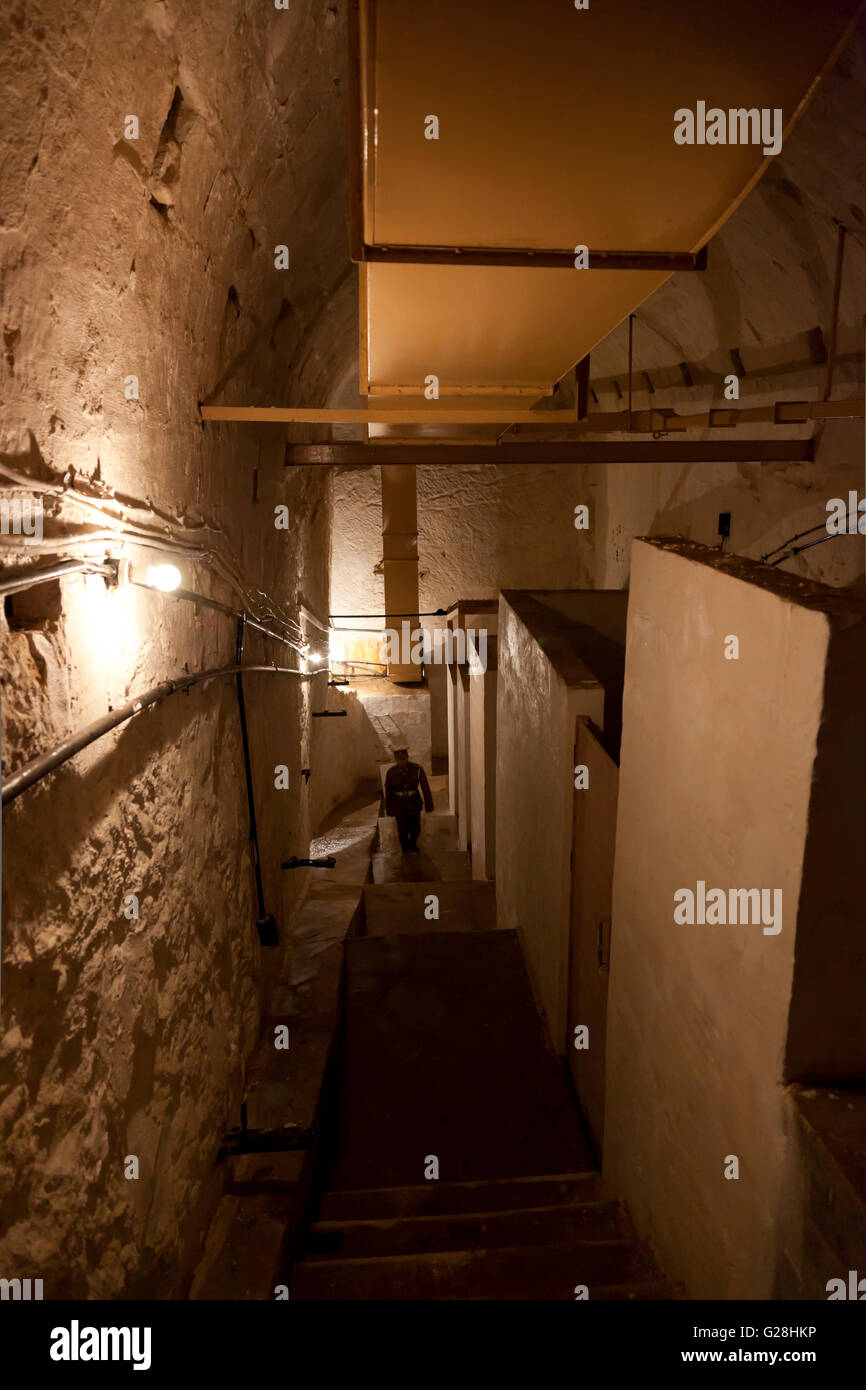 Ein Website-Guide in britischen militärischen Strapazen in den unterirdischen Tunneln verwendet während des Weltkriegs Wat und später von der NATO in Valletta. Stockfoto