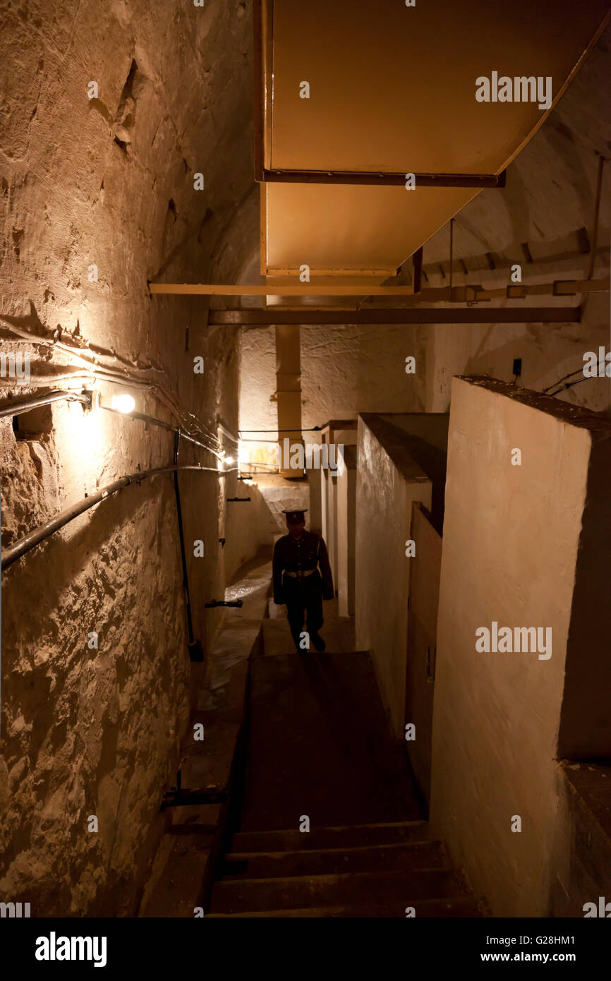 Ein Website-Guide in britischen militärischen Strapazen in den unterirdischen Tunneln verwendet während des Weltkriegs Wat und später von der NATO in Valletta. Stockfoto