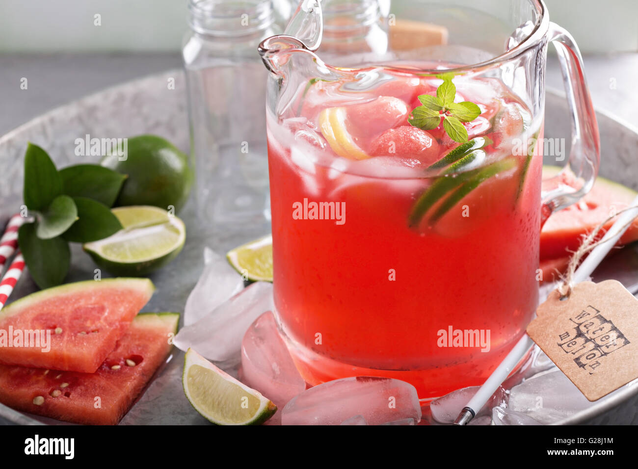 Wassermelonen-Getränk mit Kalk in einen Krug Stockfoto