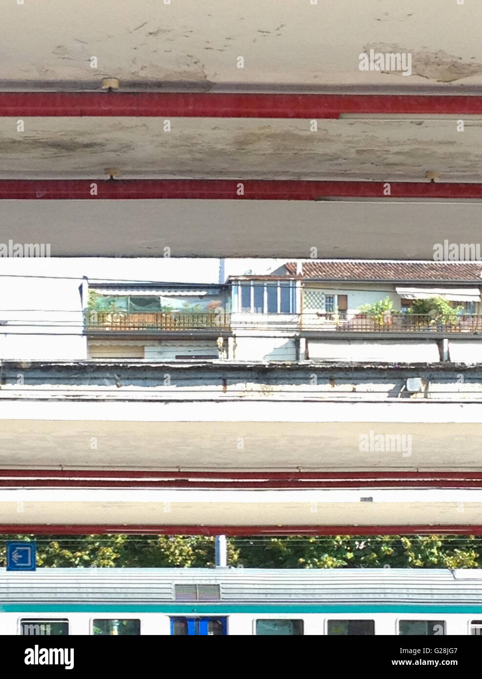 Bahnhof mit Zug und verschiedenen Graden der nachfolgenden Dächer und in der Nähe Strukturen Stockfoto