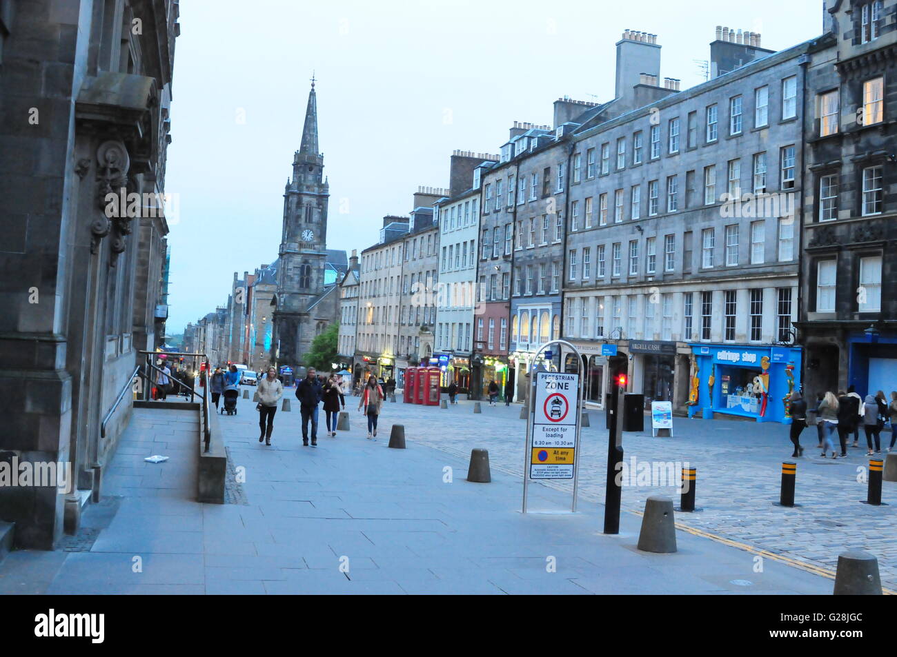 Königliche Meile Straßenszene auf der Suche nach unten in Richtung Tron Kirk in Edinburgh Stockfoto