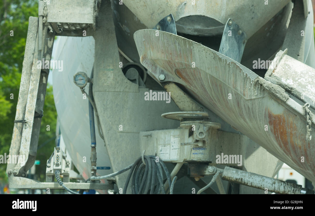 Detail von der Rückseite des einen Betonmischer-LKW Stockfoto