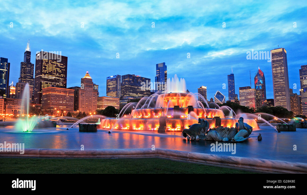 Skyline von Chicago und Buckingham Fountain in der Abenddämmerung Stockfoto