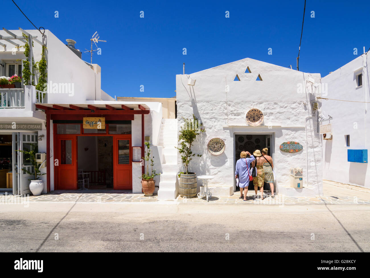 Touristen Betreten eines Ladens in Kamares Stadt, Sifnos, Kykladen, Griechenland Stockfoto