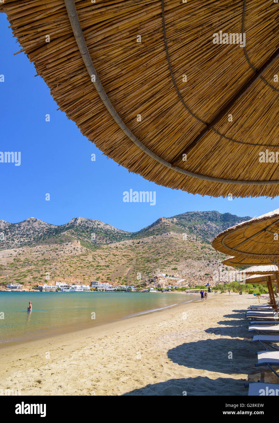 Sonne Schattierungen und Liegestühle am Strand Kamares, Kamares Stadt, Sifnos, Kykladen, Griechenland Stockfoto