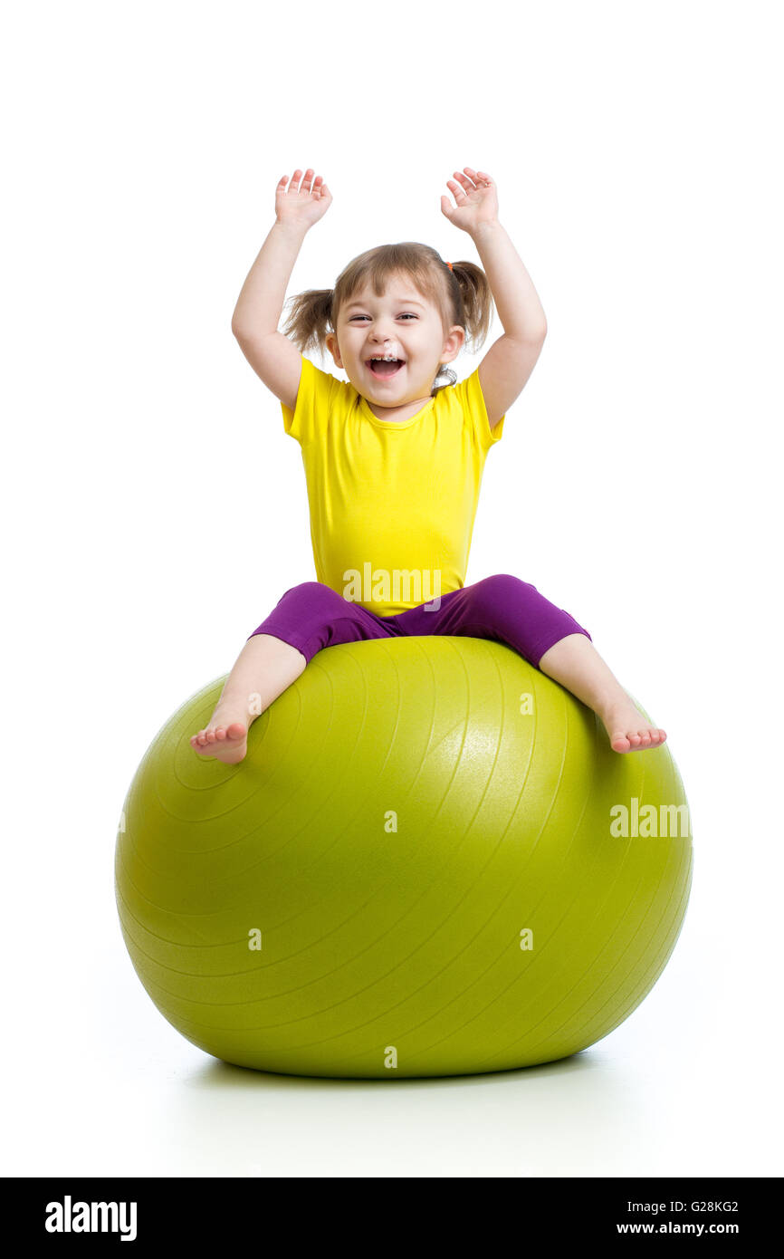 Kind Mädchen Turnen mit Ball auf weißem Hintergrund Stockfoto
