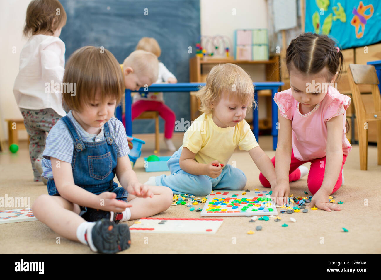 Kinder oder Kinder, die Mosaik-Spiel im Kindergartenraum Stockfoto