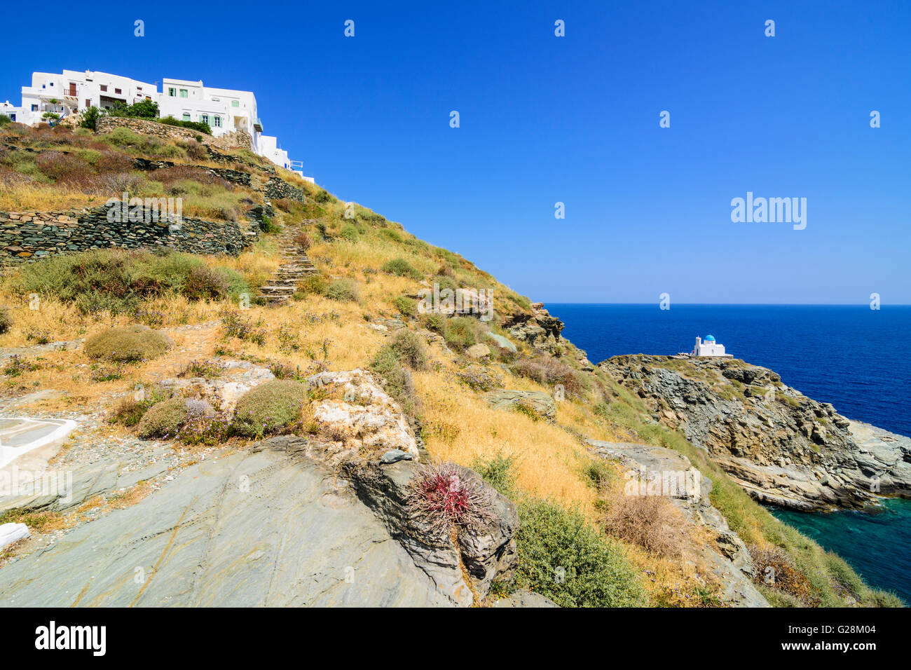 Die weiß getünchten Kastro mit Blick auf die Kapelle von Epta Martyres, Insel Sifnos, Kykladen, Griechenland Stockfoto