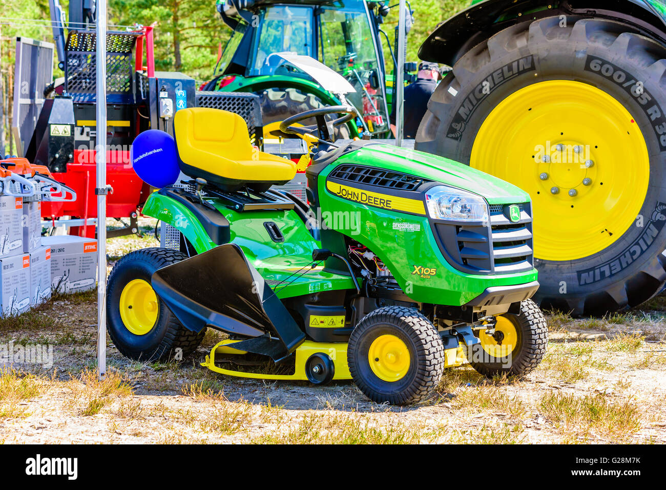 Emmaboda, Schweden - 13. Mai 2016: Wald und Traktor (Skog Och Traktor) fair. John Deere X105 Rasentraktor mit Mähwerk und si Stockfoto